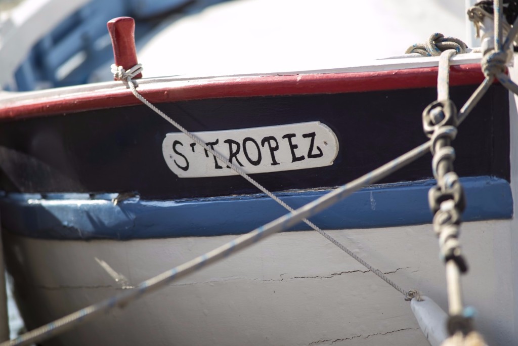 Een schilderachtig vissersbootje in de haven van Saint-Tropez, op slechts een klein eindje rijden van onze ingerichte huurtenten op Camping Lei Suves van Country Camp."
