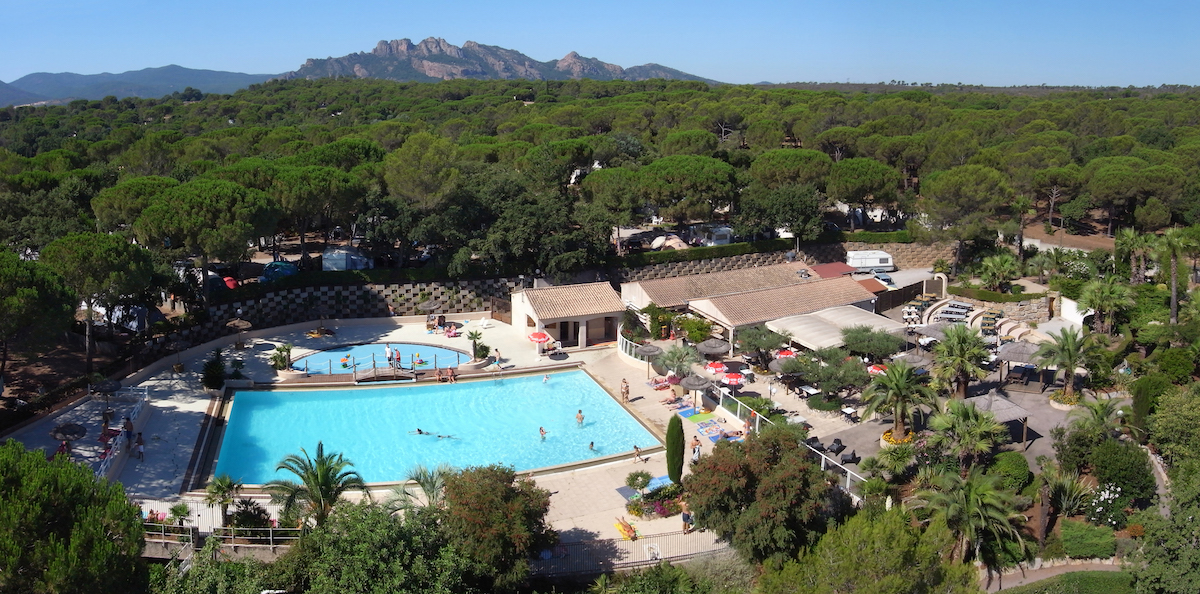 Geniet van het zwembad van Camping Lei Suves met prachtig uitzicht op de heuvels van de Provence en het groene bos